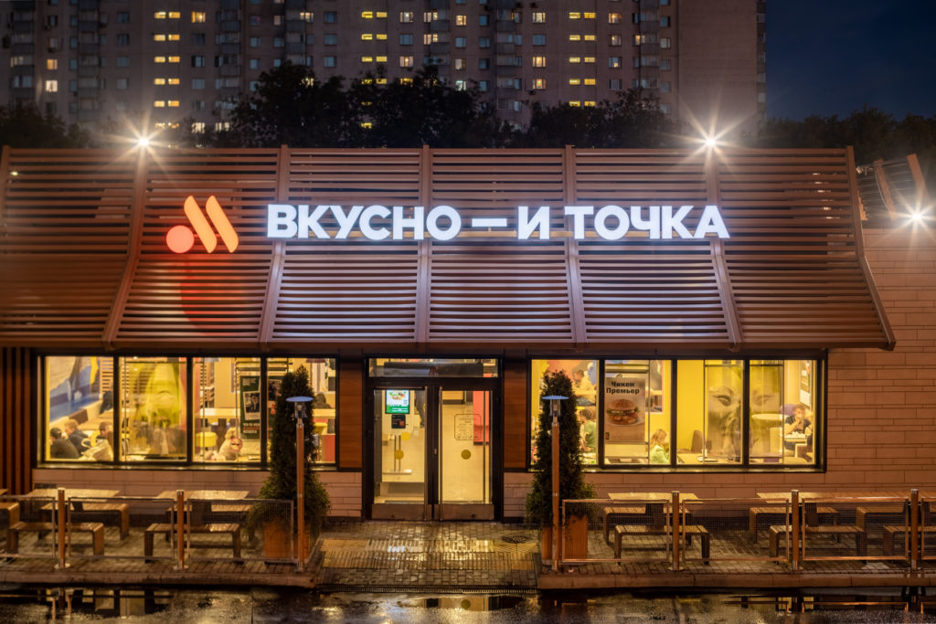 "Вкусно — и точка" запустила доставку через "Яндекс" и Delivery Club в Москве и Петербурге