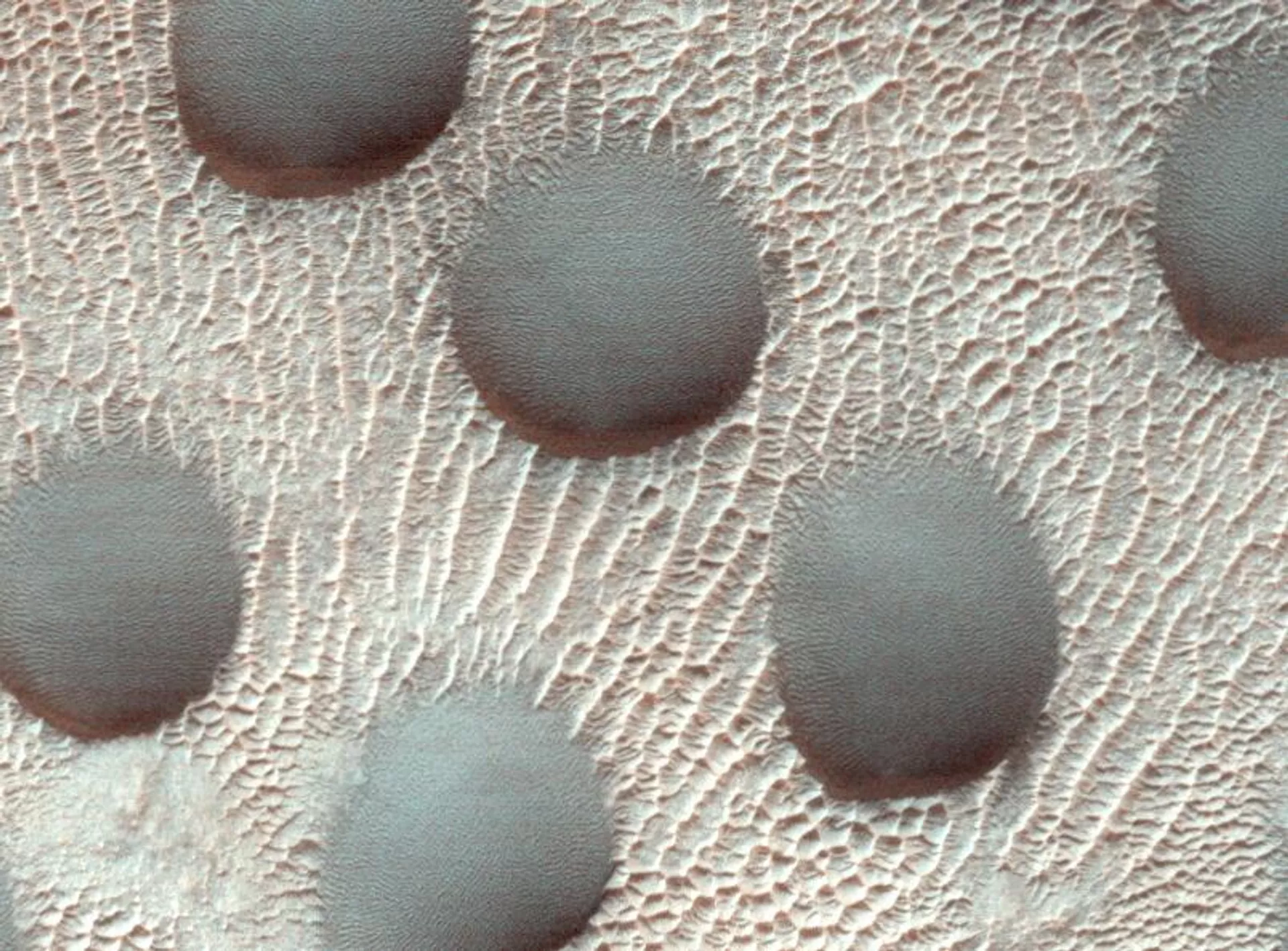 Фотографии: космический корабль НАСА запечатлел странные круглые песчаные дюны на Красной планете