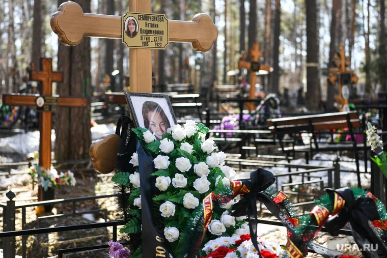 На Западном кладбище Екатеринбурга похоронили женщину, которая убила двух сыновей и покончила с собой
