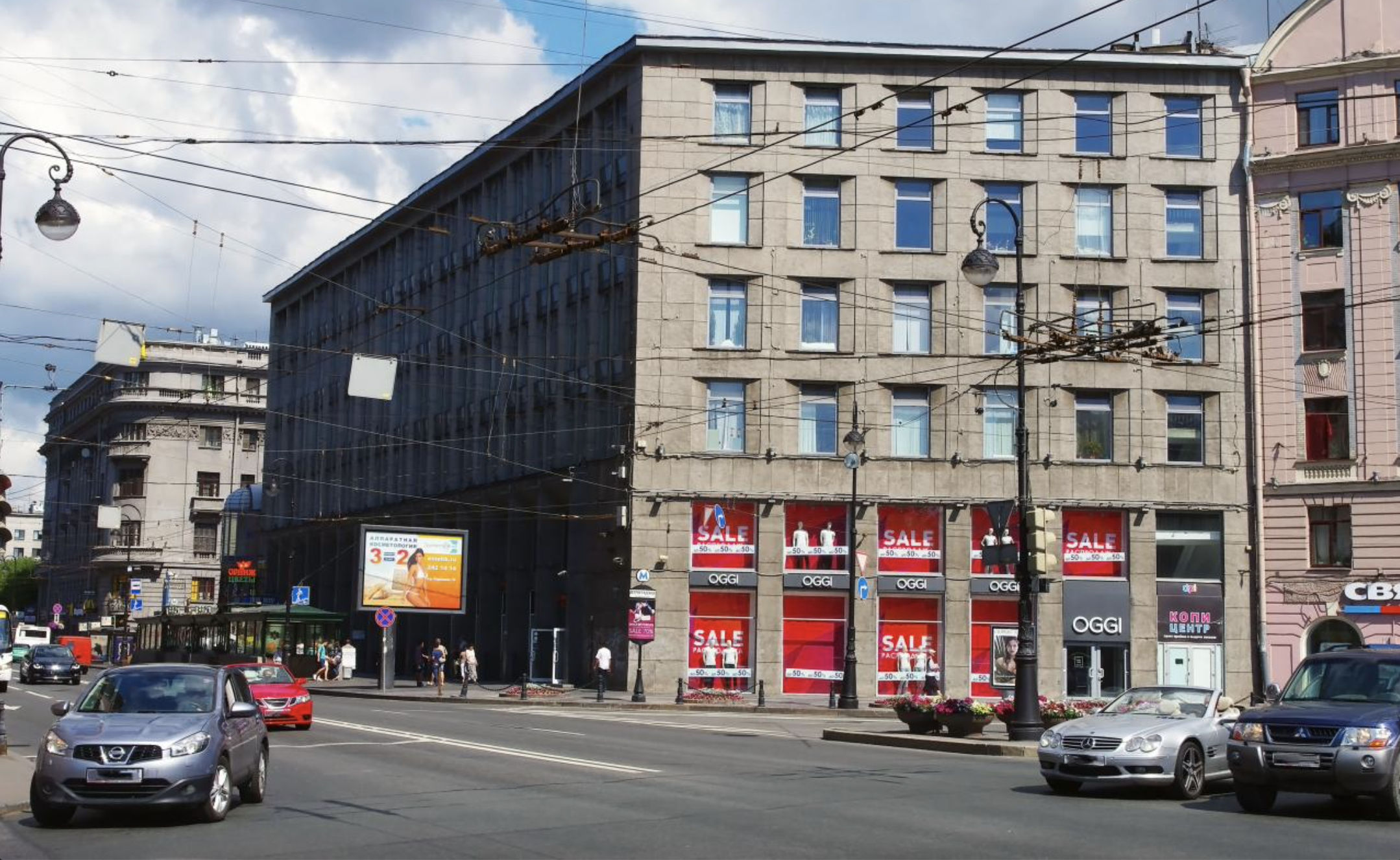 Знаменитый петербургский ТЦ «Дом мод» заменит Uniqlo на «Глорию Джинс»
