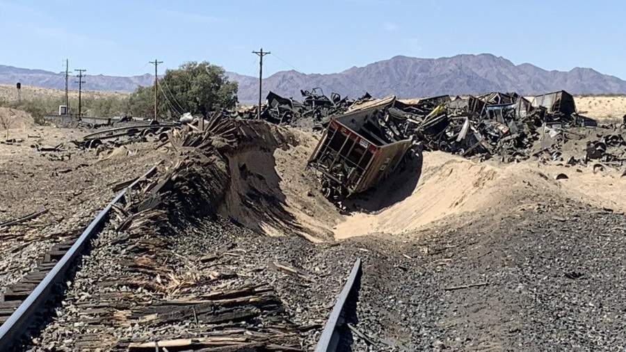 На территории США в Калифорнии грузовой поезд с железной рудой сошел с рельс