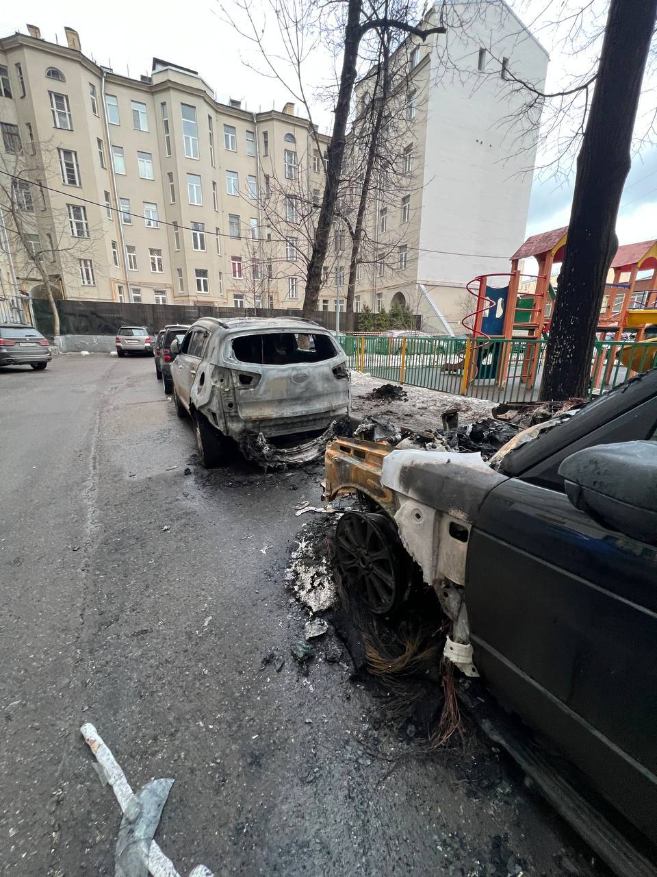 Москва 24: В центре Москвы на территории двора жилого дома взорвался Range Rover