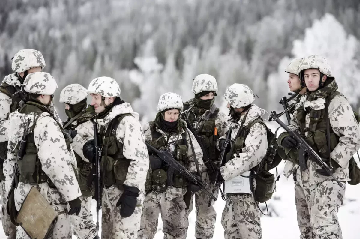 Политолог Солонников: Финляндия может разместить войска и оружие НАТО на границе с Россией