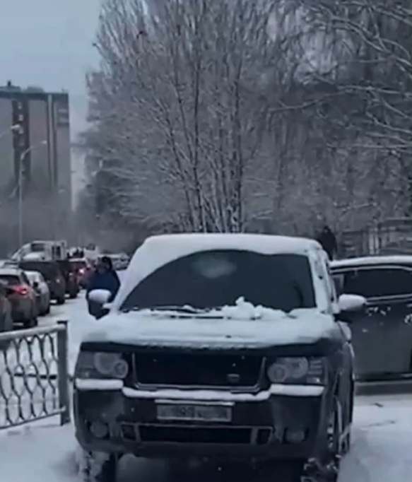 E1: В Екатеринбурге водитель на тонированном Range Rover с блатными номерами ехал по тротуару