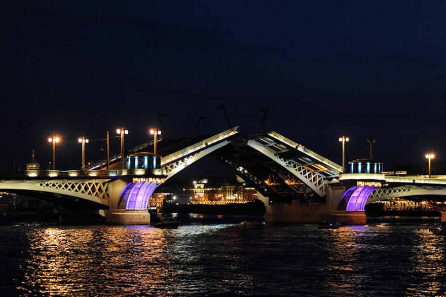 В Петербурге строительство разводного моста через Неву назначено на четвертый квартал