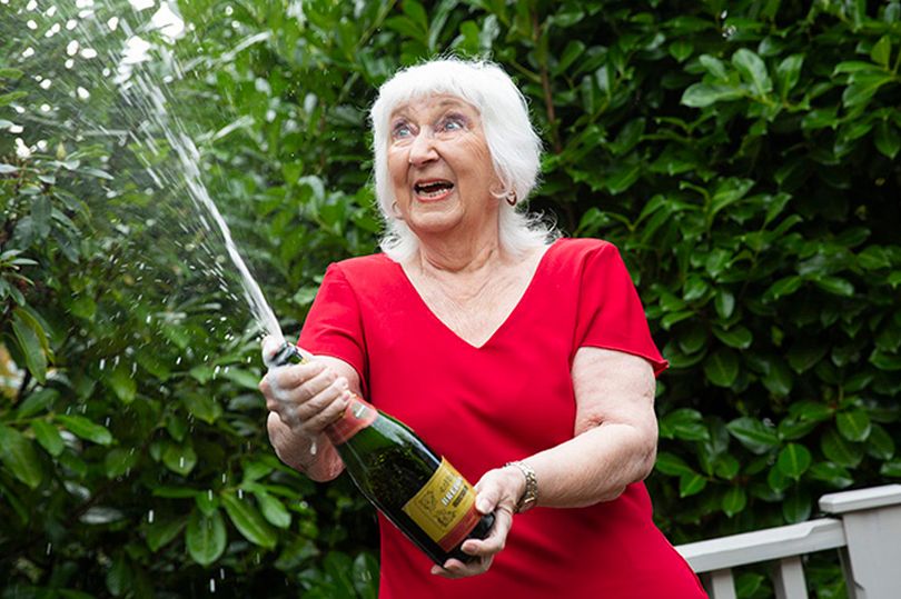Kent Live: Пожилая британка выиграла в лотерею и купила себе пентхаус в доме престарелых