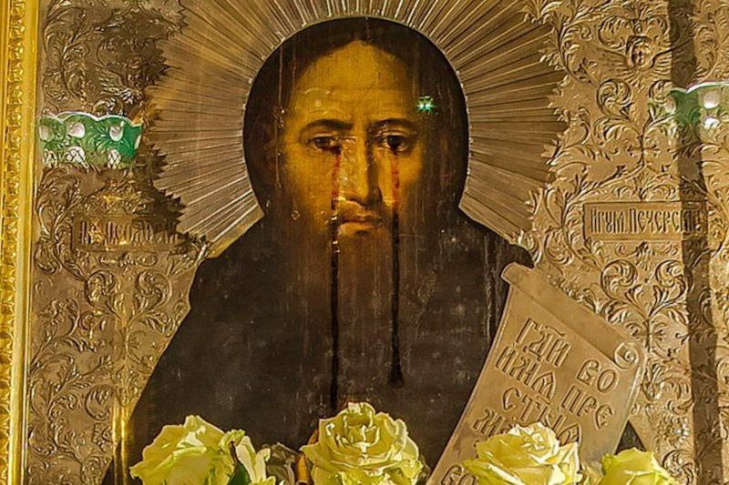 «Господь вразумляет»: Священник рассказал, почему появились кровавые слезы на иконе в Киево-Печерской лавре