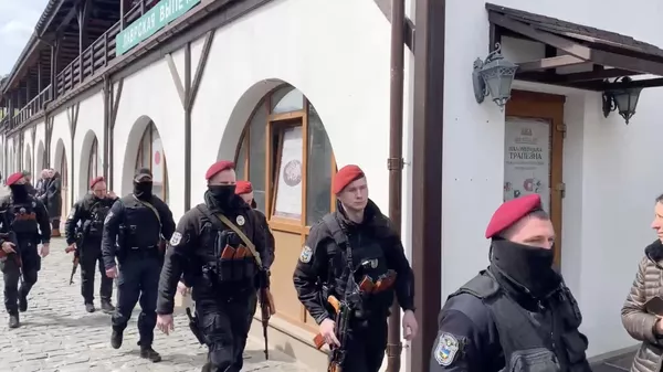 На Украине православные попытались оттеснить и пристыдить полицейских в Киево-Печерской лавре