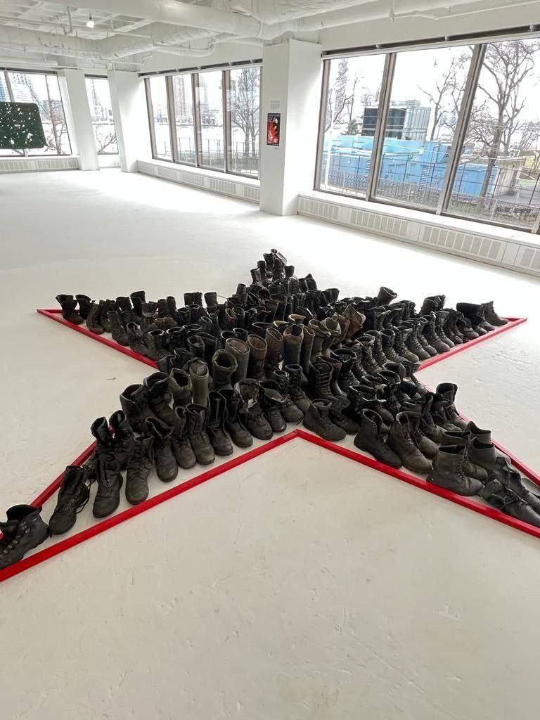 RusVesna: В Нью-Йорке открыли выставку обуви погибших российских солдат в форме сатанинской звезды