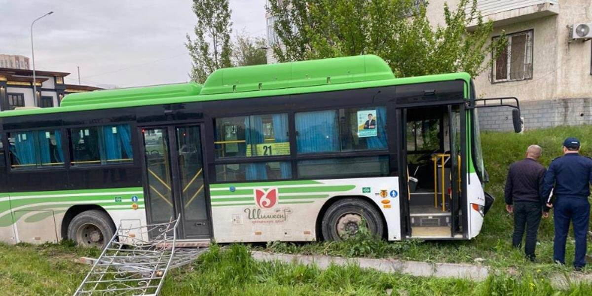 На юге Казахстана автобус без водителя наехал на пешеходов