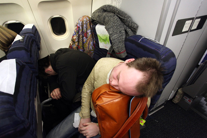 Reddit: Пассажиры сели на чужие места в самолете и их настигла мгновенная карма