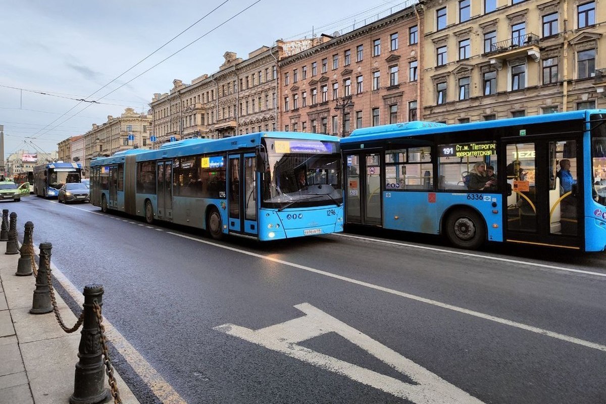 «Фонтанка»: В Петербурге школьнице зажало руку в дверях автобуса на Энтузиастов