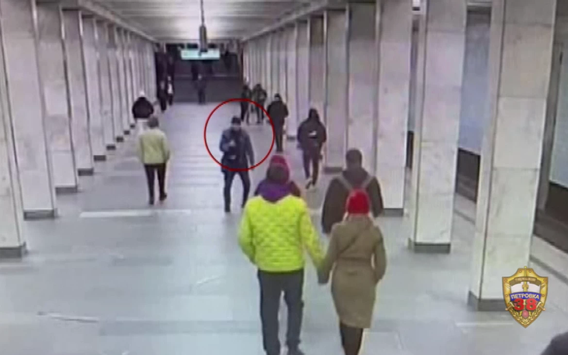 МВД: В московском метро пьяный мужчина угрожал ножом семейной паре из-за отказа в селфи