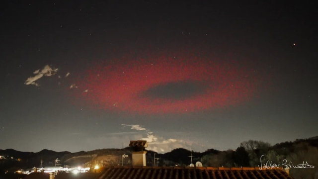 Space: На небе в Италии фотограф заснял огромный красный круг