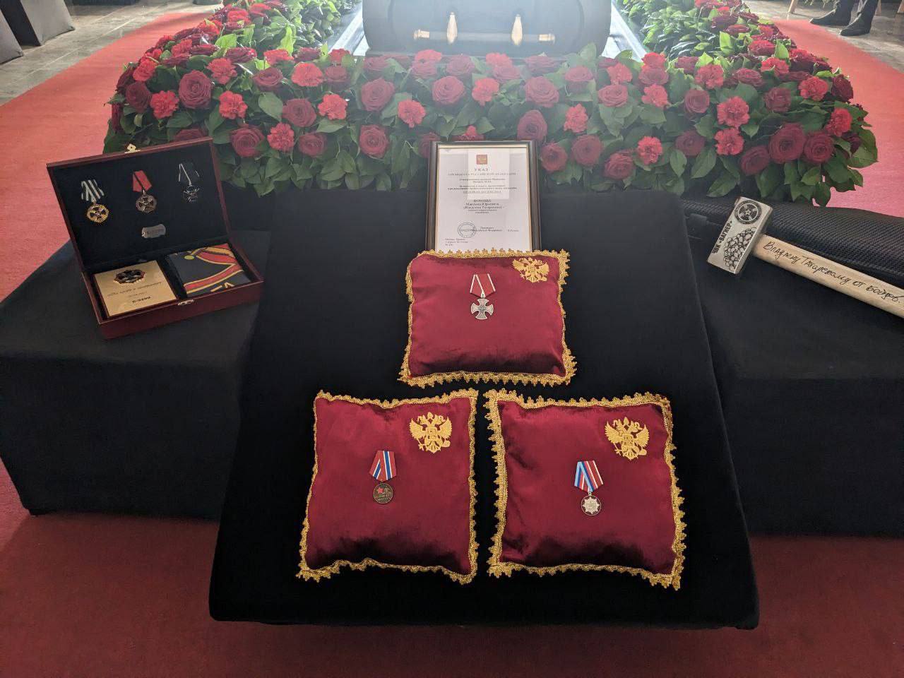 На похоронах военкора Татарского Анатолий Шарий у гроба показал особые предметы