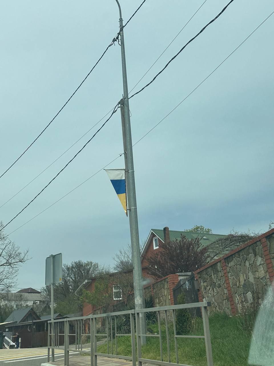 На улицах Джубги появились странные бело-сине-желтые флаги