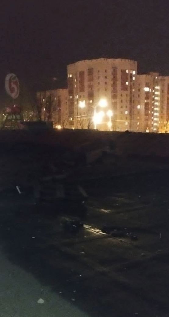В Белгороде после прилета ударной волной на крышу магазина забросило автомобиль