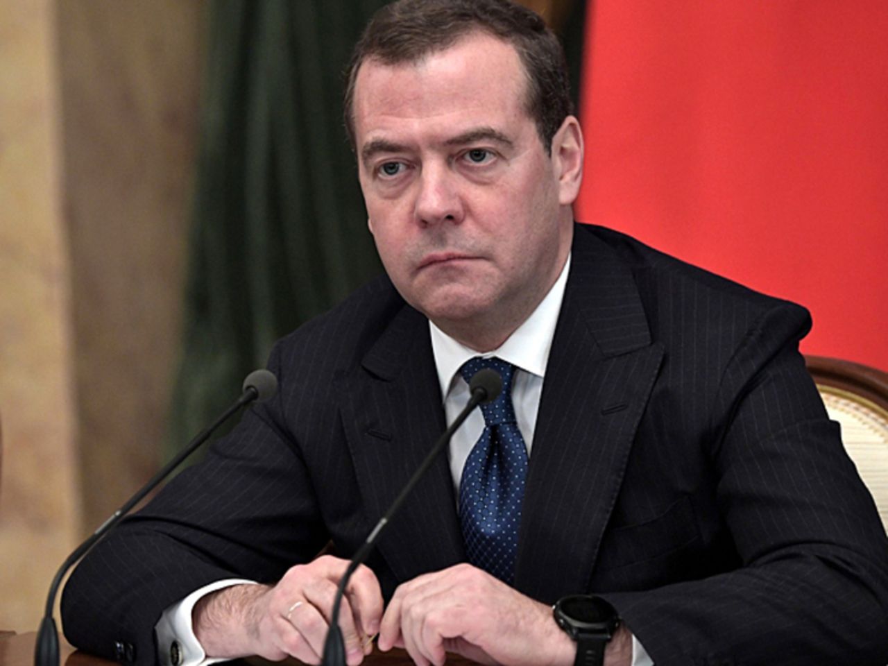 Медведев: Россияне должны сообщать, если кто-то получает деньги из Украины и стал на путь измены