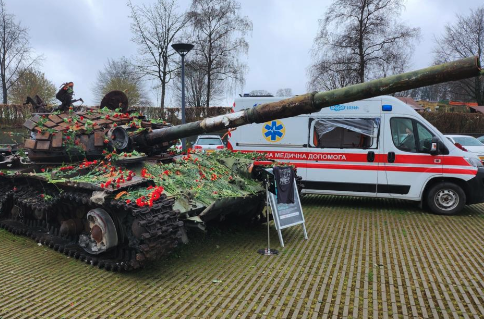 ТАСС: В Нидерландах возложили цветы к подбитому танку Т-72 в честь погибших на Донбассе