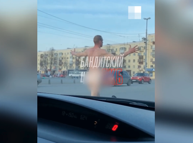 В Екатеринбурге голый мужчина набросился на прохожего на проезжей части