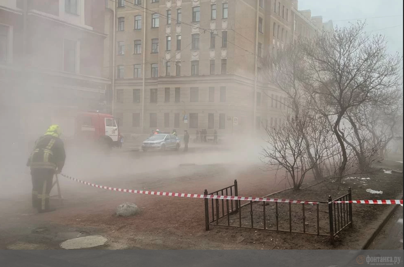 В Петербурге на Рижском проспекте автомобиль с детьми провалился в яму с кипятком
