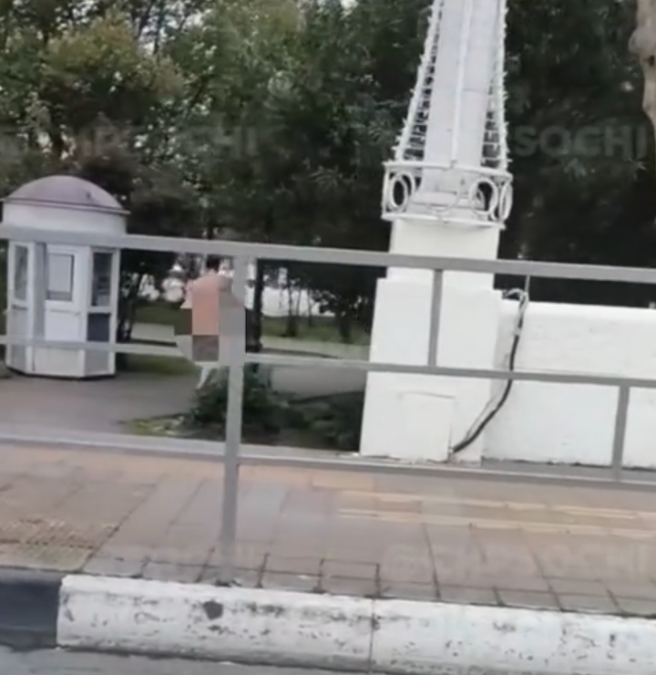 Обнаженный мужчин попал на видео в центре Сочи