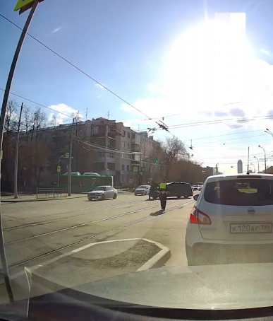 «Е1»: В Екатеринбурге сотрудник ГИБДД на ходу остановил автомобиль без водителя