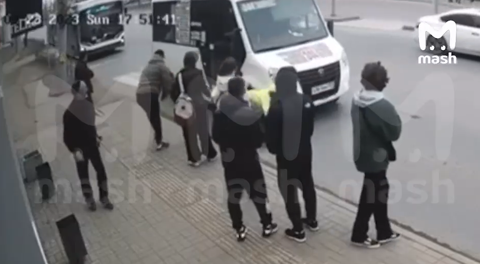 Появилось видео, на котором наркоман толкнул женщину под колеса маршрутки в Омске