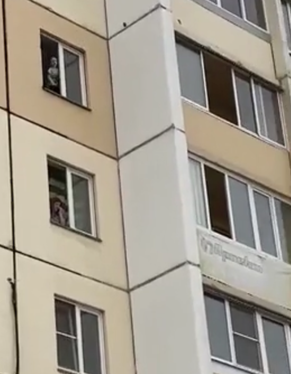 На видео попало, как в Копейске мальчик 20 минут радостно выкидывал вещи из окна