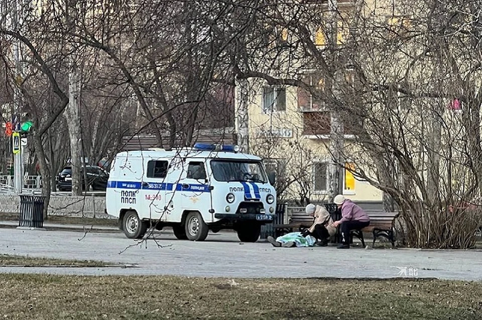 «КП»: На территории сквера у метро в Екатеринбурге обнаружен труп мужчины