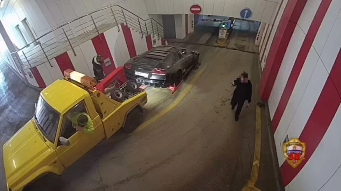 На видео попала кража Lamborghini Murcielago за 12 млн рублей на эвакуаторе с парковки ТЦ