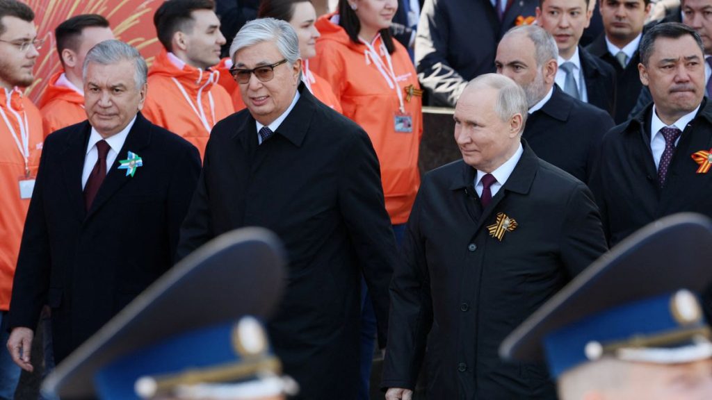 «Ведомости»: На параде в честь Дня Победы в Москве присутствовали почти все лидеры СНГ