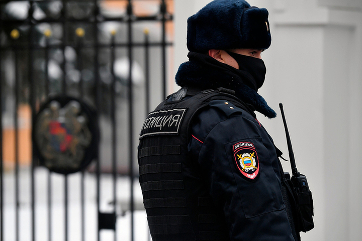 В Москве дежурный пожарного центра ГКУ купил 40 свертков наркотиков и угнал машину
