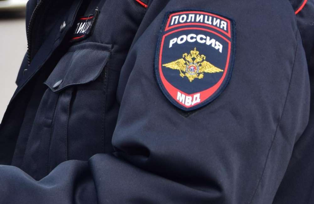 В Петербурге нашли труп мужчины с ножом в груди на газоне возле дома