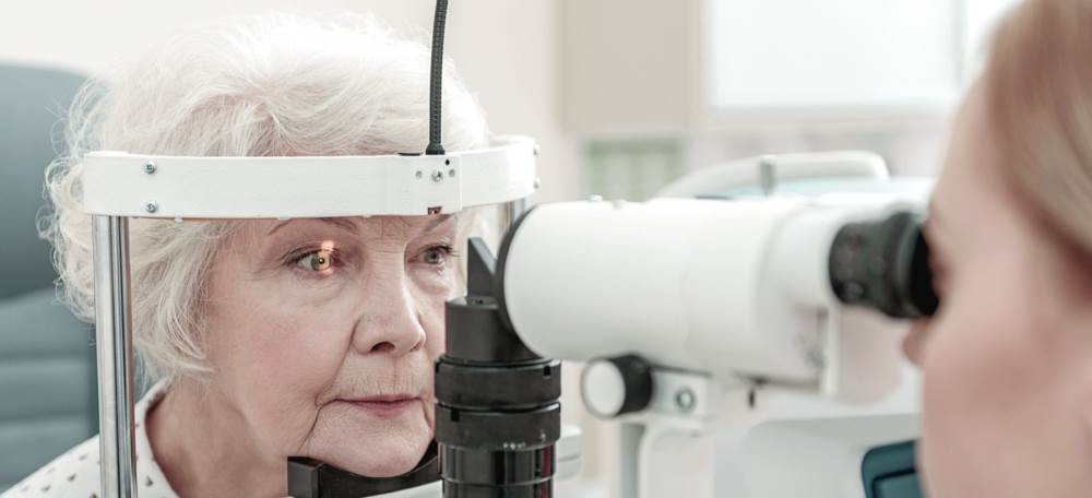 HuffPost: Привычка рано вставать у пожилых людей обусловлена плохим зрением