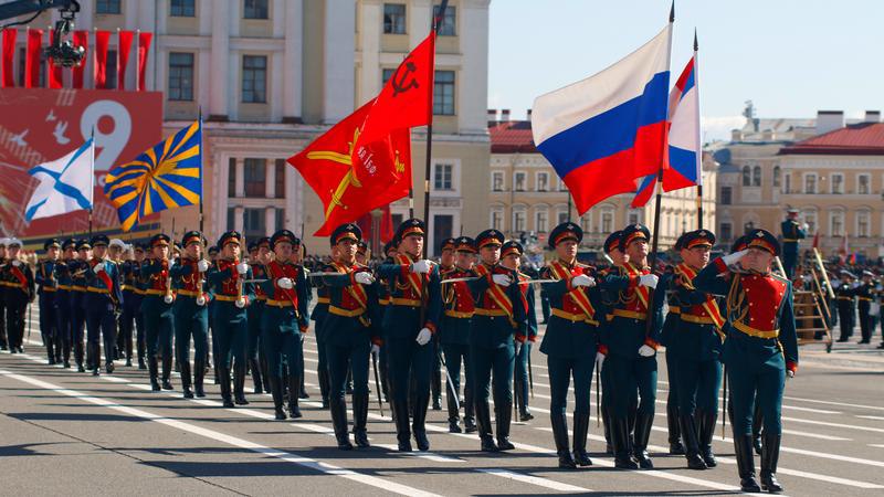 В Петербурге на Дворцовой площади начался парад Победы