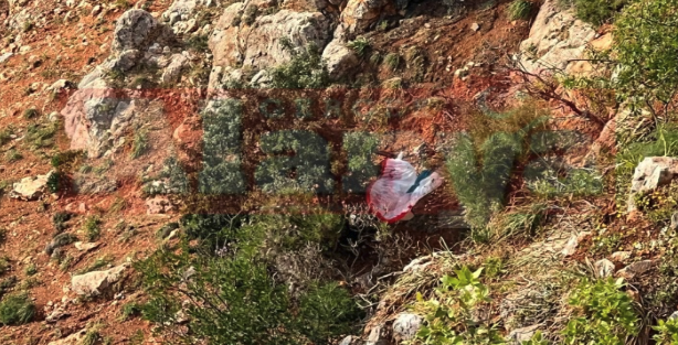 Турецкие спасатели пытаются помочь россиянину, который упал в пещеру на парашюте