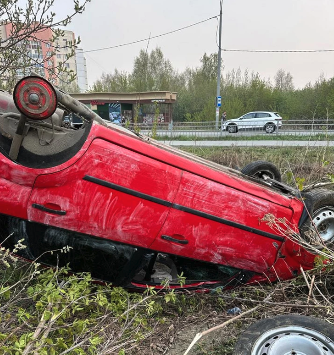 Е1: В Екатеринбурге сотрудник автомойки разбил машину клиентки на обломки