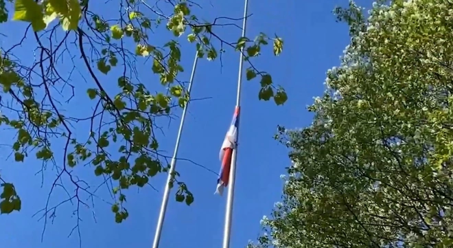 В Москве на территории посольства Сербии приспущен флаг из-за расстрела школы в Белграде