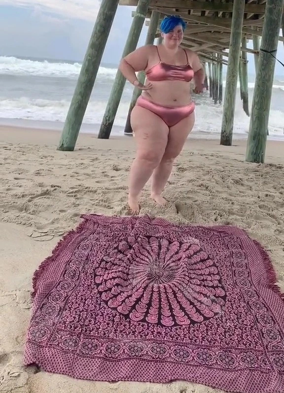 Небритая полная блогерша Кензи показала на фото тело в розовом блестящем купальнике