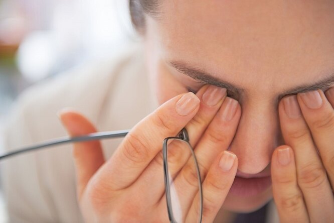 Офтальмолог заявил, что "мушки" в глазах могут появляться из-за излишнего стресса