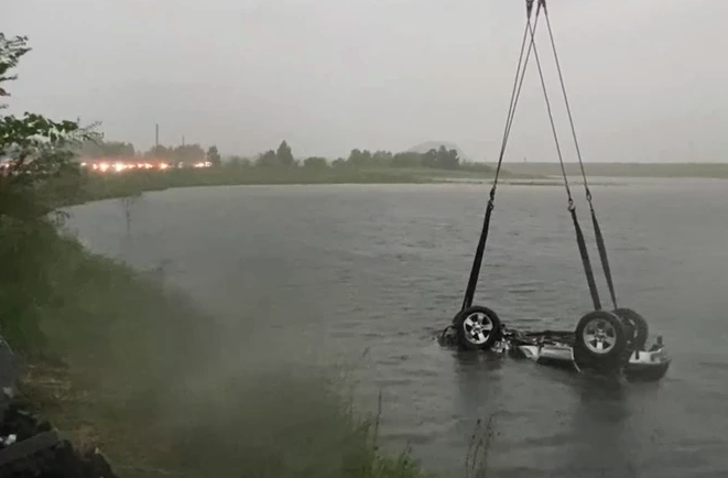 Под Челябинском сотрудники МЧС подняли улетевшую в пруд на глубину 4 метра машину