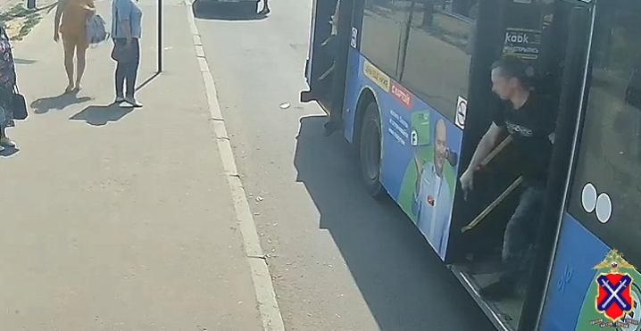 В Волгограде мужчина накинулся с ножом на 57-летнего пассажира автобуса
