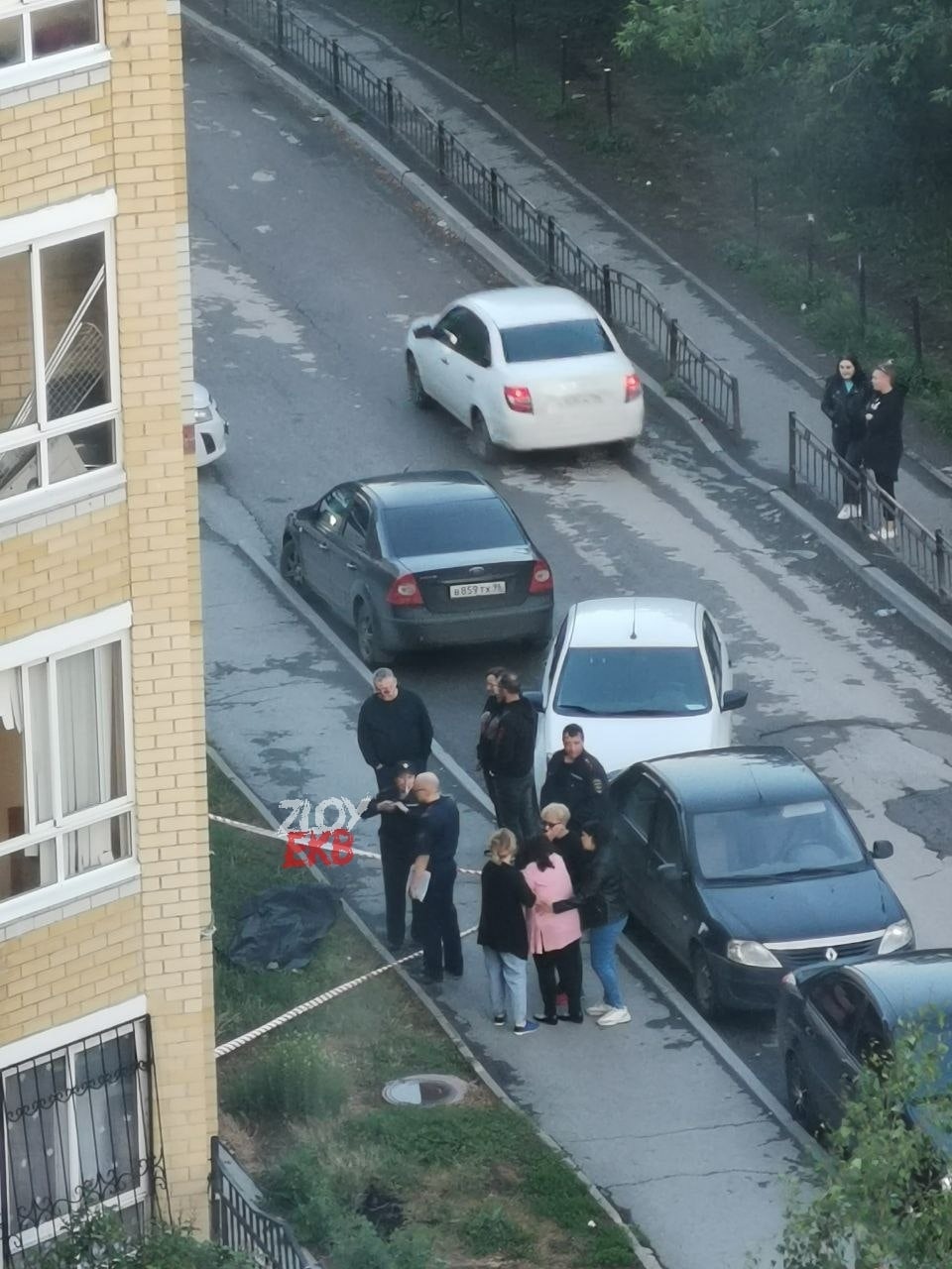 Е1: В Екатеринбурге на Ангарской девушка выпала из окна многоэтажки и погибла