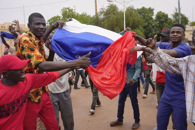 «ВО»: Париж угрожает жестко отреагировать на антифранцузские протесты в Нигере