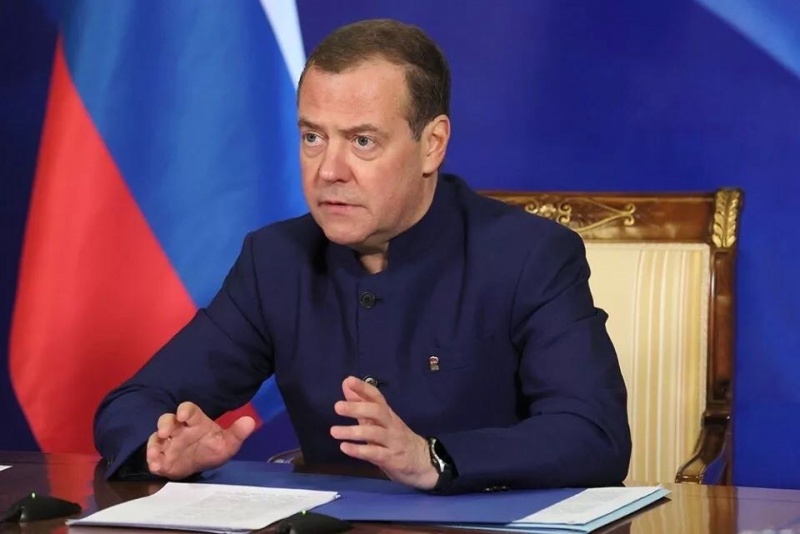 Медведев: в ряды ВС РФ на контрактной основе вступают по 1400 человек за день