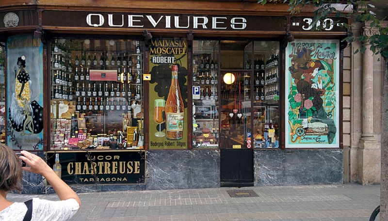 «Я просто смотрю»: в Барселоне магазин стал брать по 5€ с туристов за вход без покупок