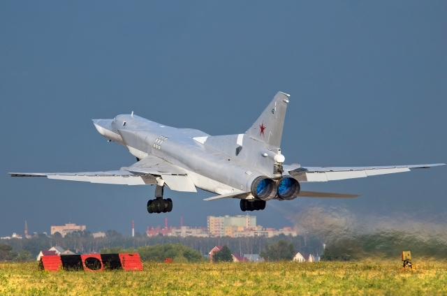 ВС РФ подняли ракетоносец Ту-22М3: Киев включил воздушную тревогу