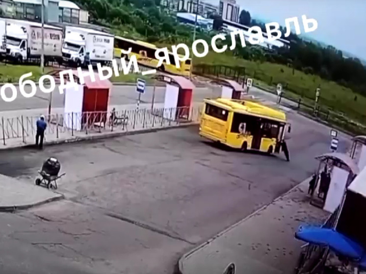 «МК»: В Ярославле автобус без водителя наехал на остановку у ТЦ «Вернисаж»