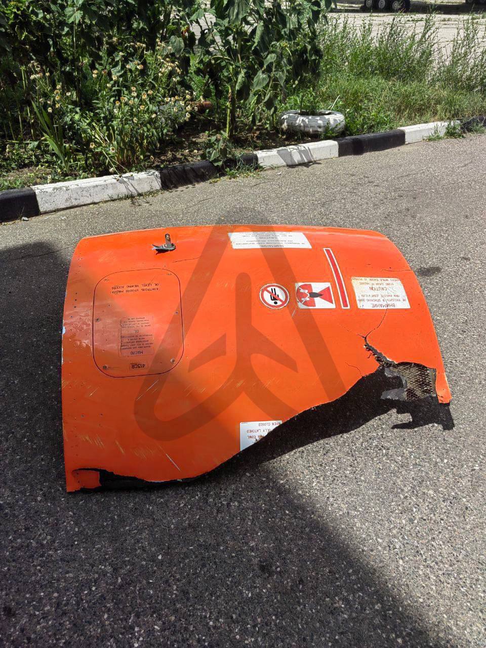 У летевшего в Армению самолета компании «Азимут» отвалился капот левого двигателя